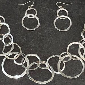 Silver Plated Interlocking Overlayed Hammered Rings Bib Necklace & Drop Earrings